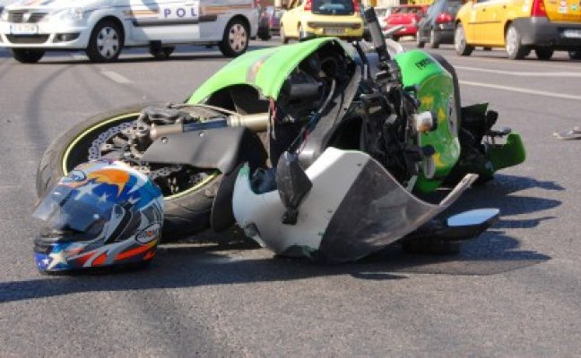 Accident rutier, cu o motocicletă şi un autoturism